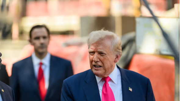 Donald Trump en una visita oficial al banco central