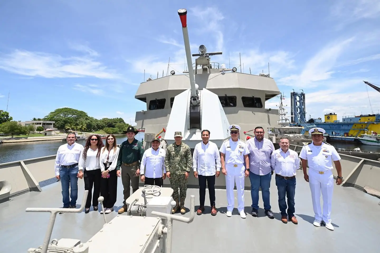 Eduardo Ramírez recorre el buque ARM Chiapas y reconoce a la Zona Naval