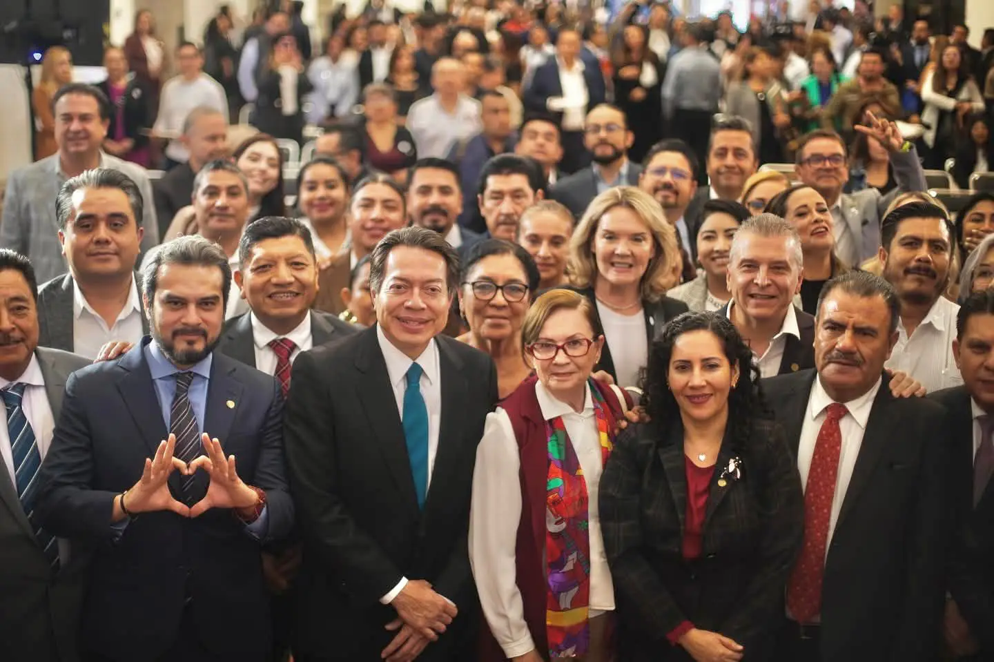 Mario Delgado y autoridades educativas en el foro por el 44 aniversario del INEA