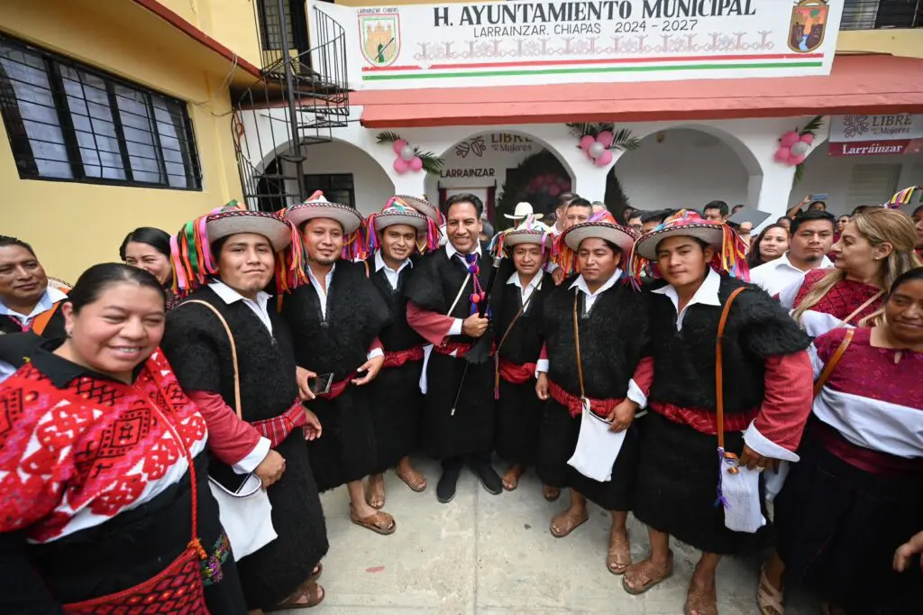 Gobernador Eduardo Ramírez en inauguración de obras sociales y educativas en Larráinzar