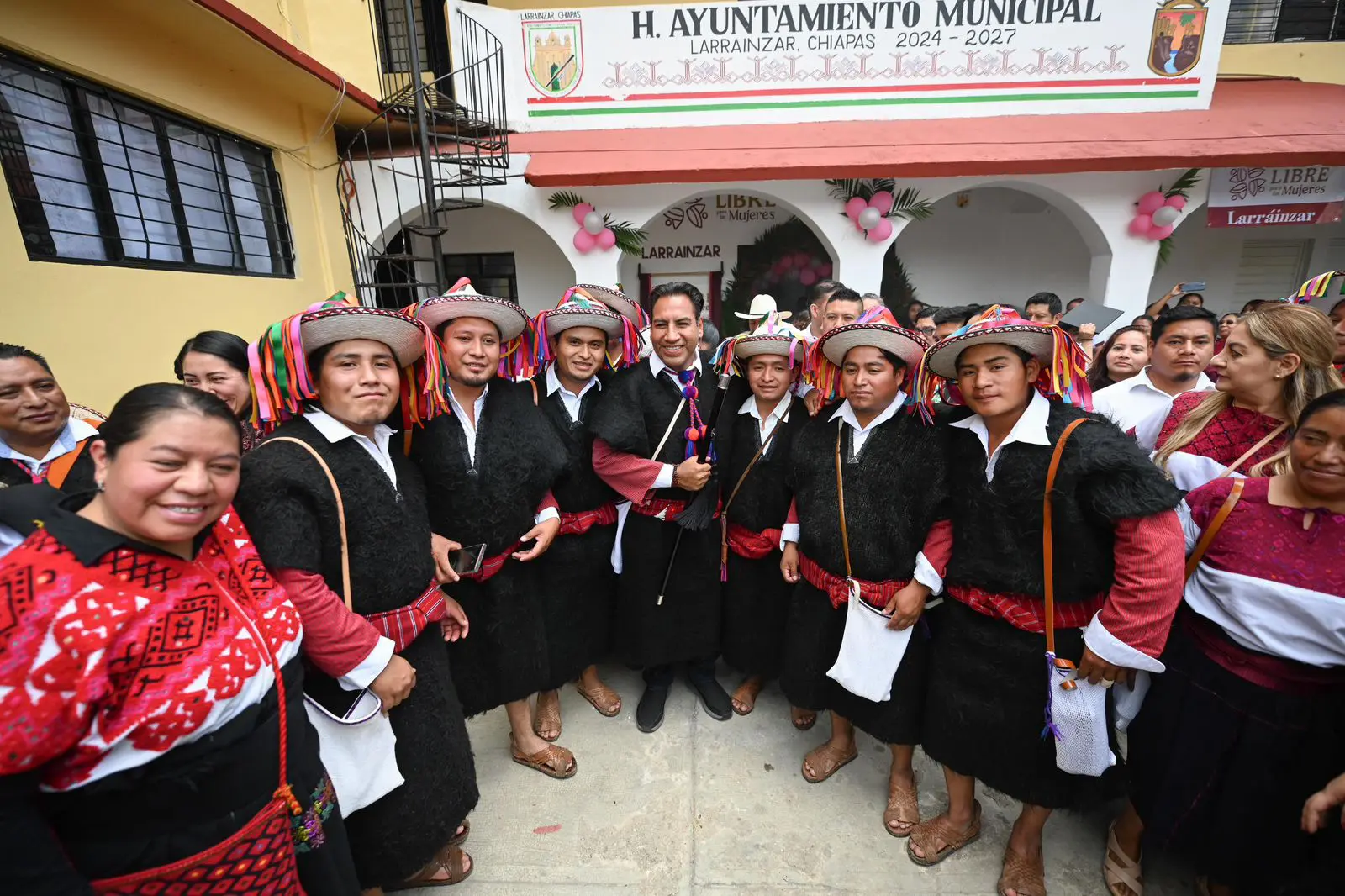 Gobernador Eduardo Ramírez en inauguración de obras sociales y educativas en Larráinzar