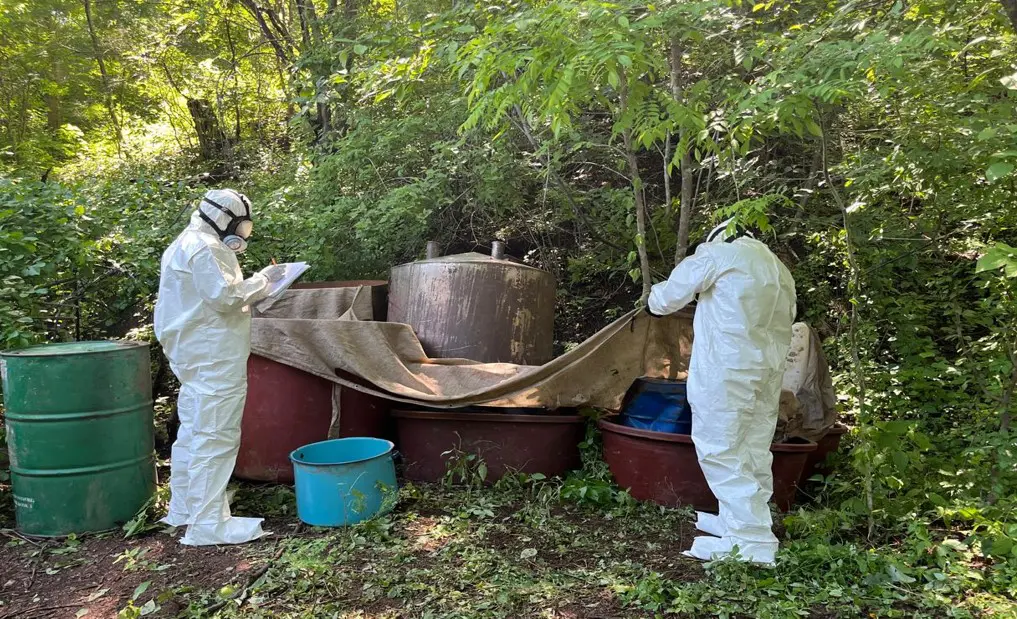 Autoridades inspeccionan laboratorio clandestino de drogas en Sinaloa