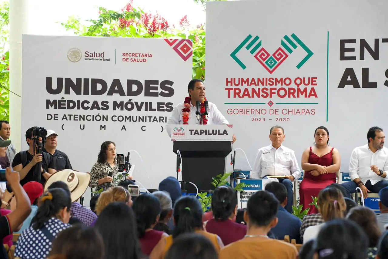 Eduardo Ramírez en evento de Unidades Médicas Móviles en Tapilula