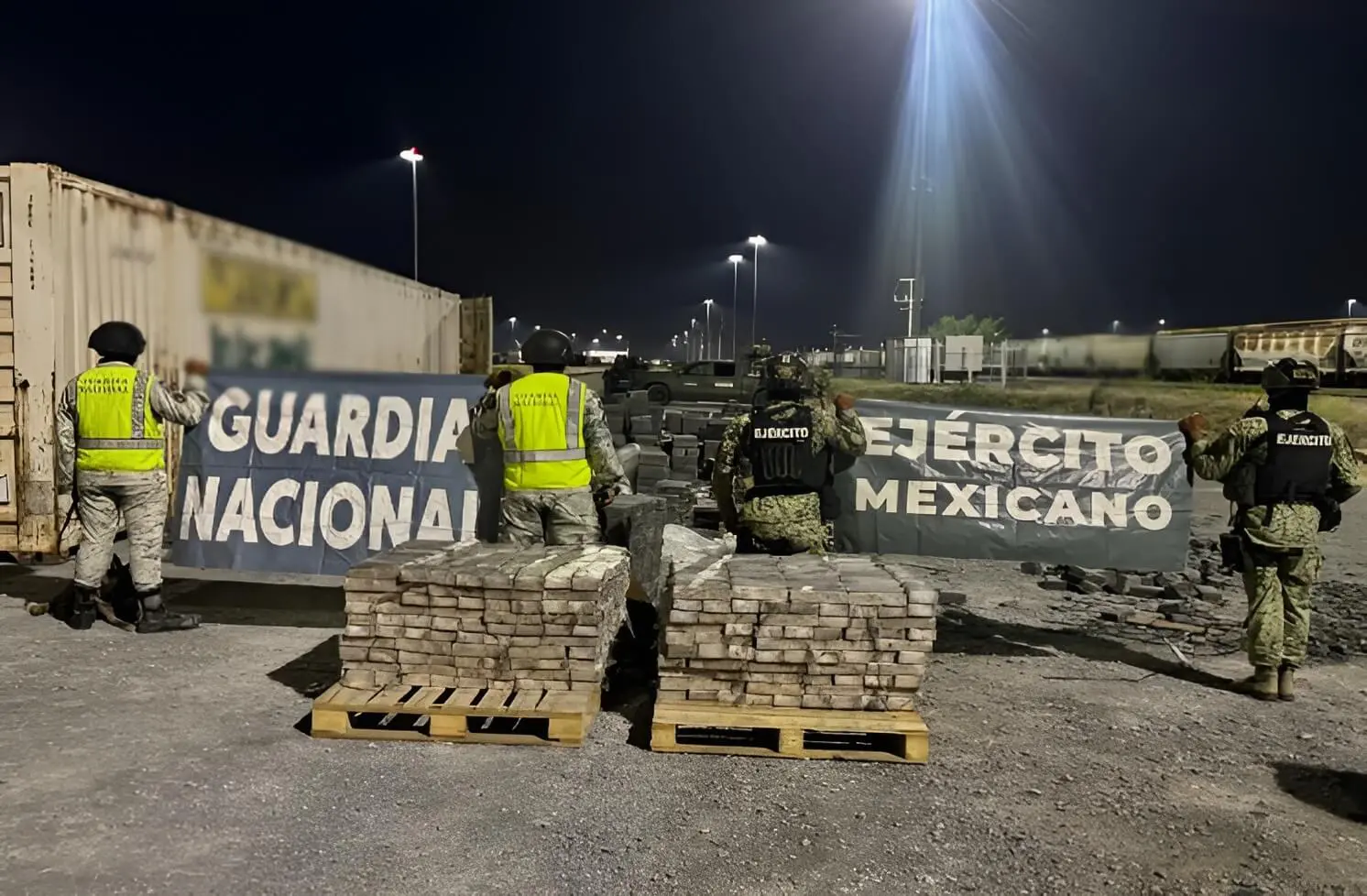 Elementos de la Guardia Nacional y Ejército Mexicano resguardan cargamento de droga decomisado en contenedor en Tamaulipas