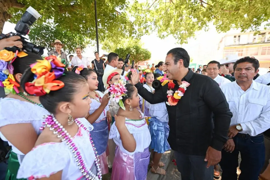 Eduardo Ramírez convive con niñas en vestimenta tradicional durante visita a Frontera Comalapa