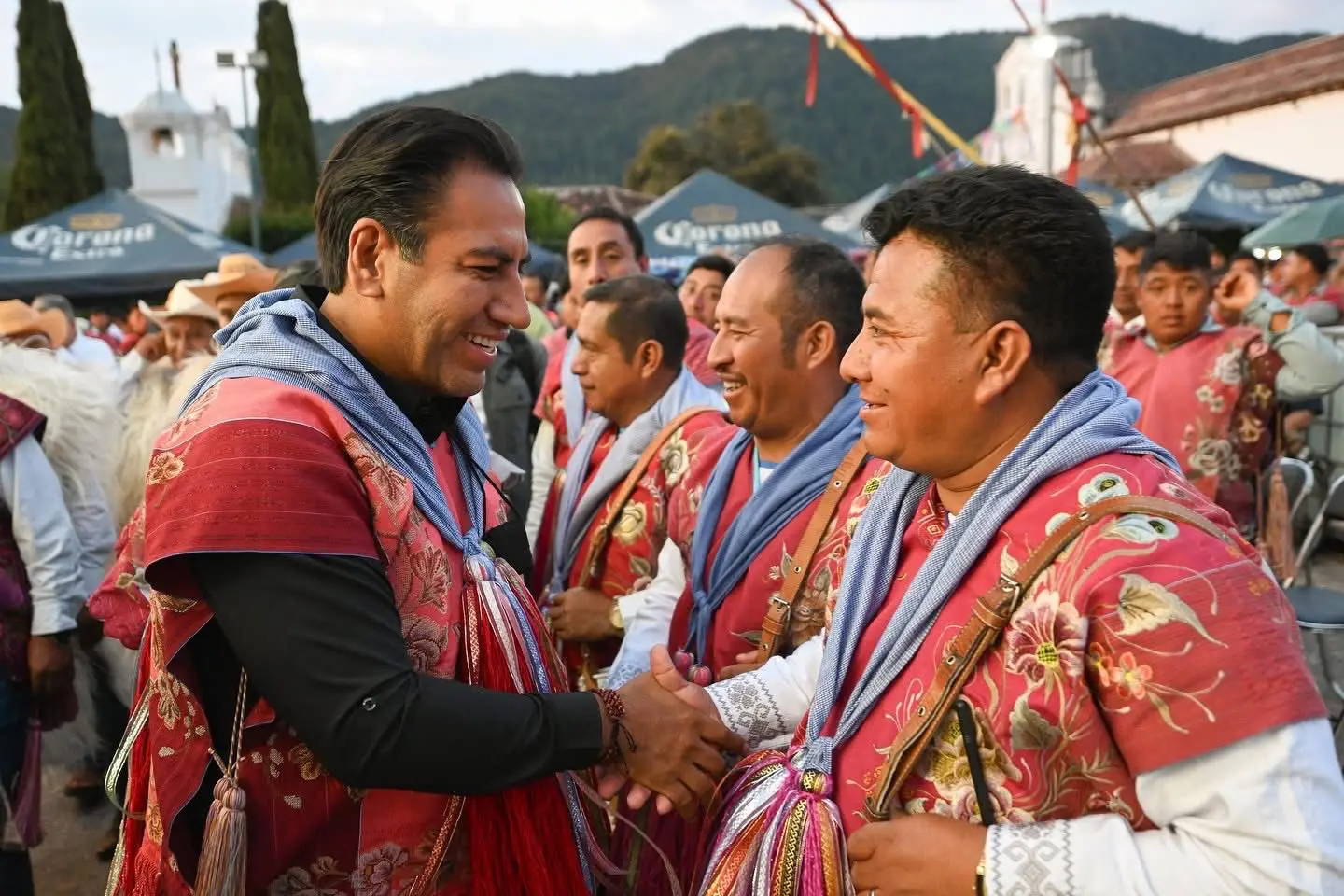 Inauguración del Bats’i Fest 2025 en Zinacantán, Chiapas, con autoridades y artistas indígenas.