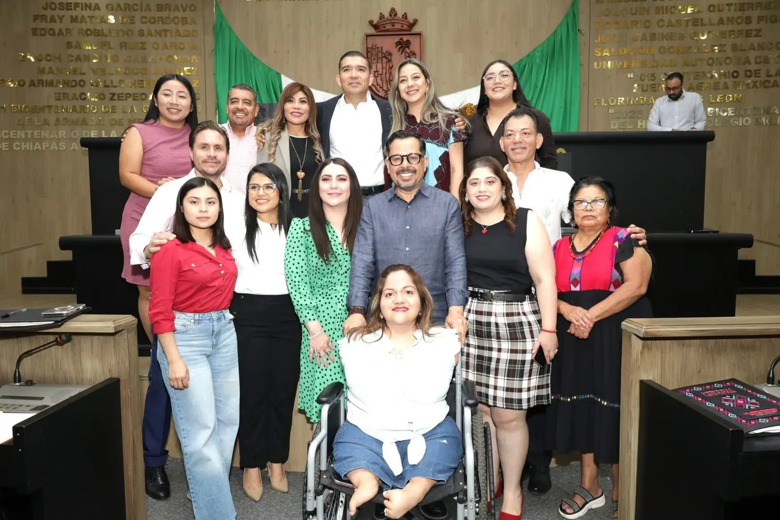 Diputados y trabajadores del Congreso de Chiapas tras aprobar reformas estructurales