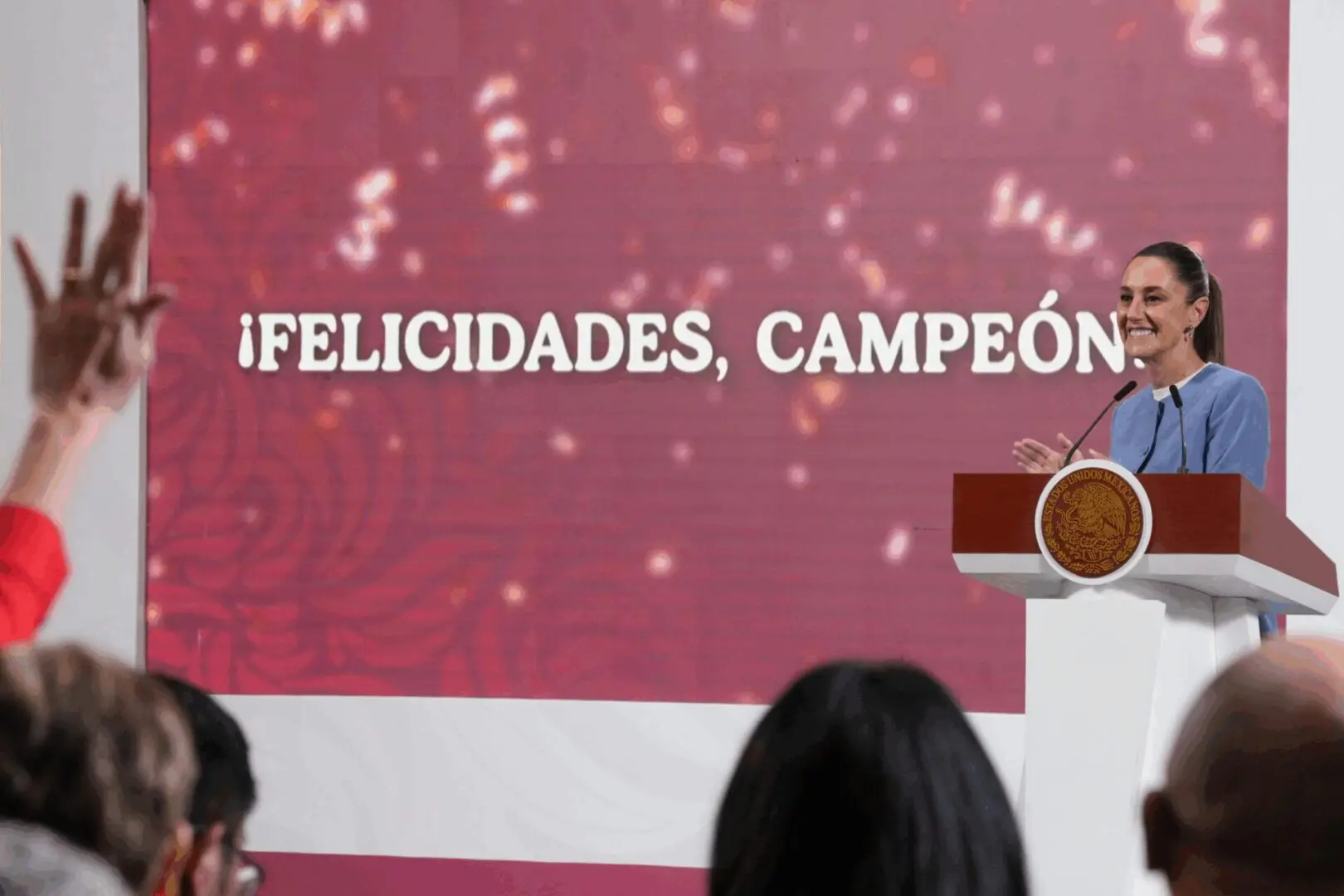 Osmar Olvera gana oro en trampolín en Mundial de Singapur 2025