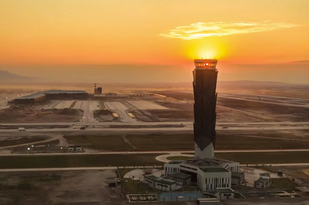 Torre de control del AIFA al amanecer durante obras del tren interurbano CDMX-AIFA
