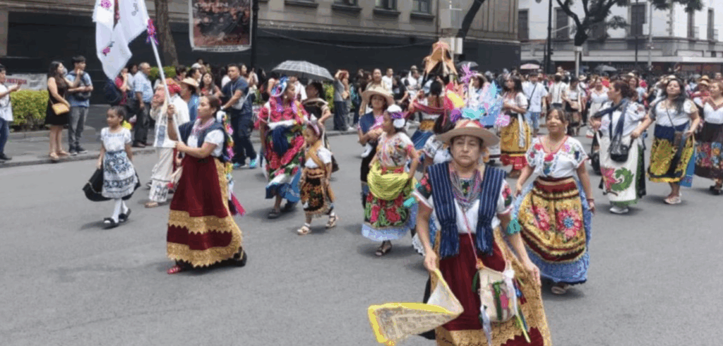 Marcha de comunidades indígenas en la 16 Megacalenda en Ciudad de México