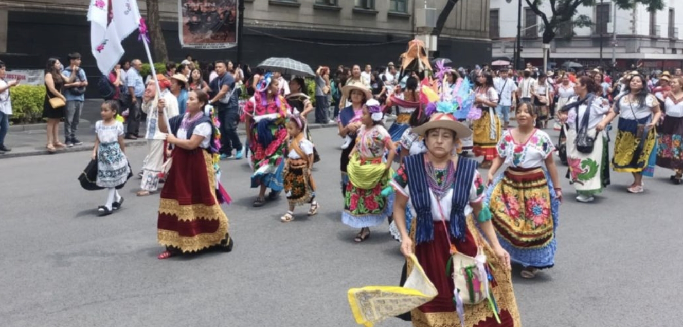 Marcha de comunidades indígenas en la 16 Megacalenda en Ciudad de México