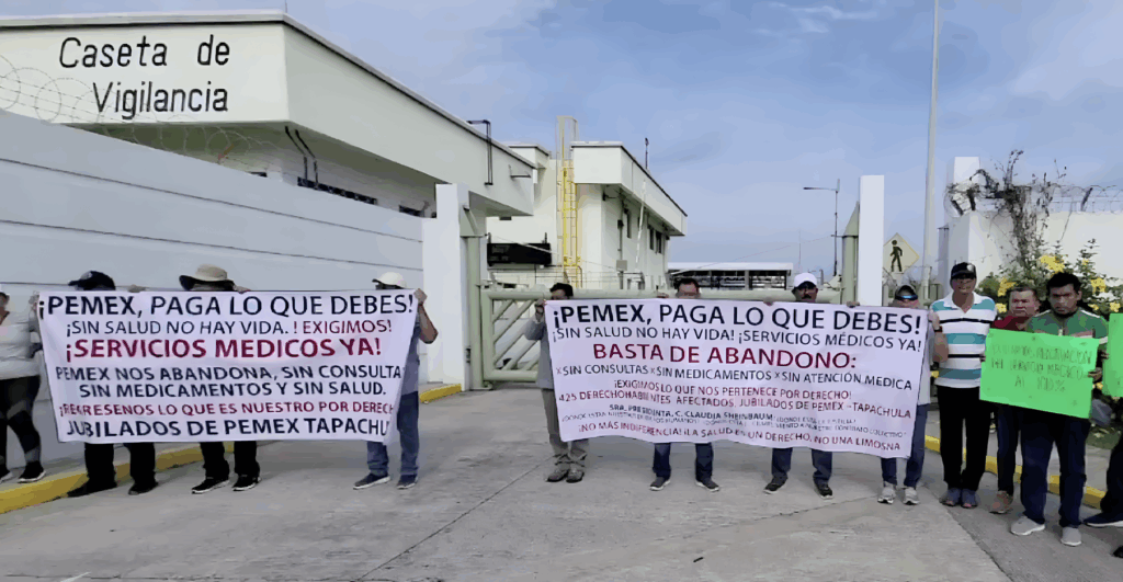 Jubilados de Pemex bloquean la Terminal de Almacenamiento y Reparto de Puerto Chiapas por falta de atención médica