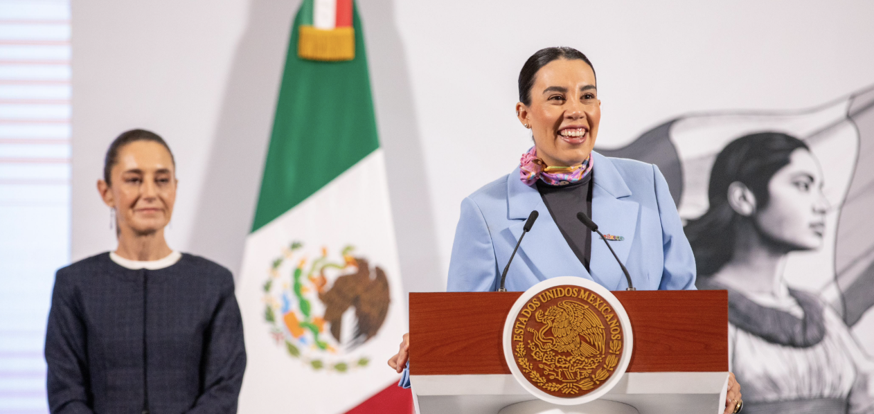 Imagen de archivo de la secretaria de Turismo Josefina Rodríguez Zamora y la presidenta Claudia Sheinbaum en conferencia de prensa