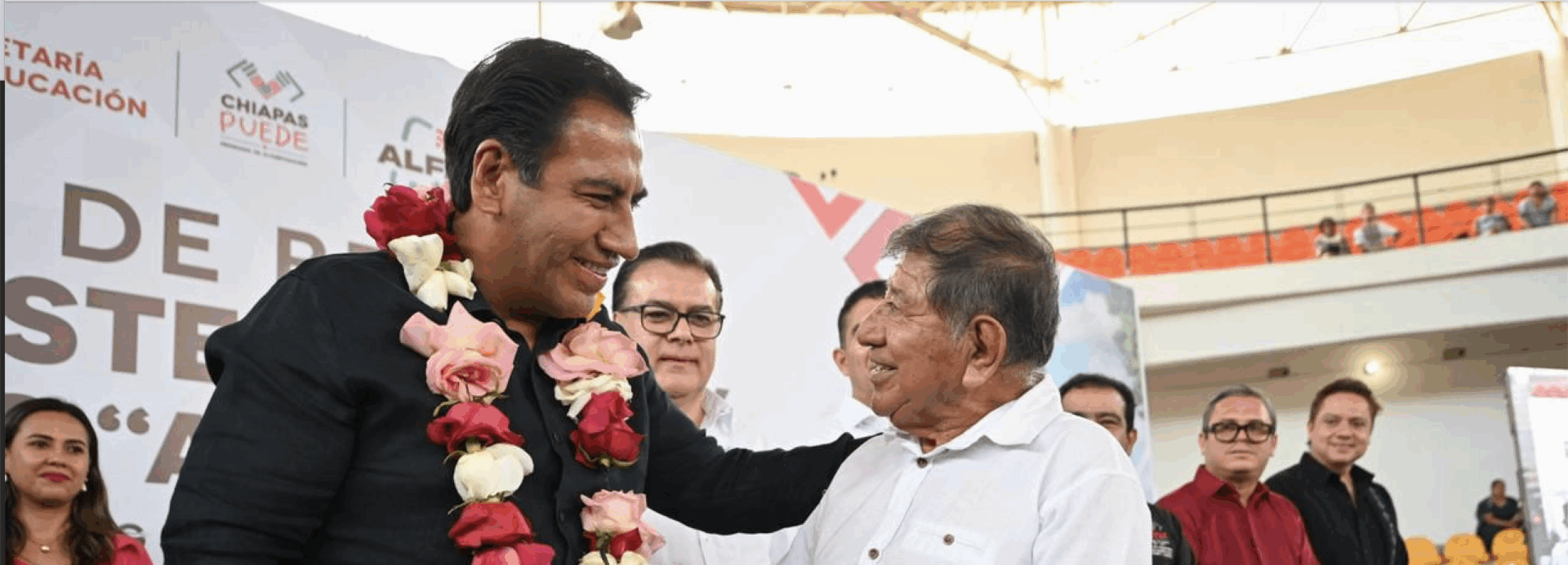 Entrega de becas y celulares impulsa alfabetización en Chiapas