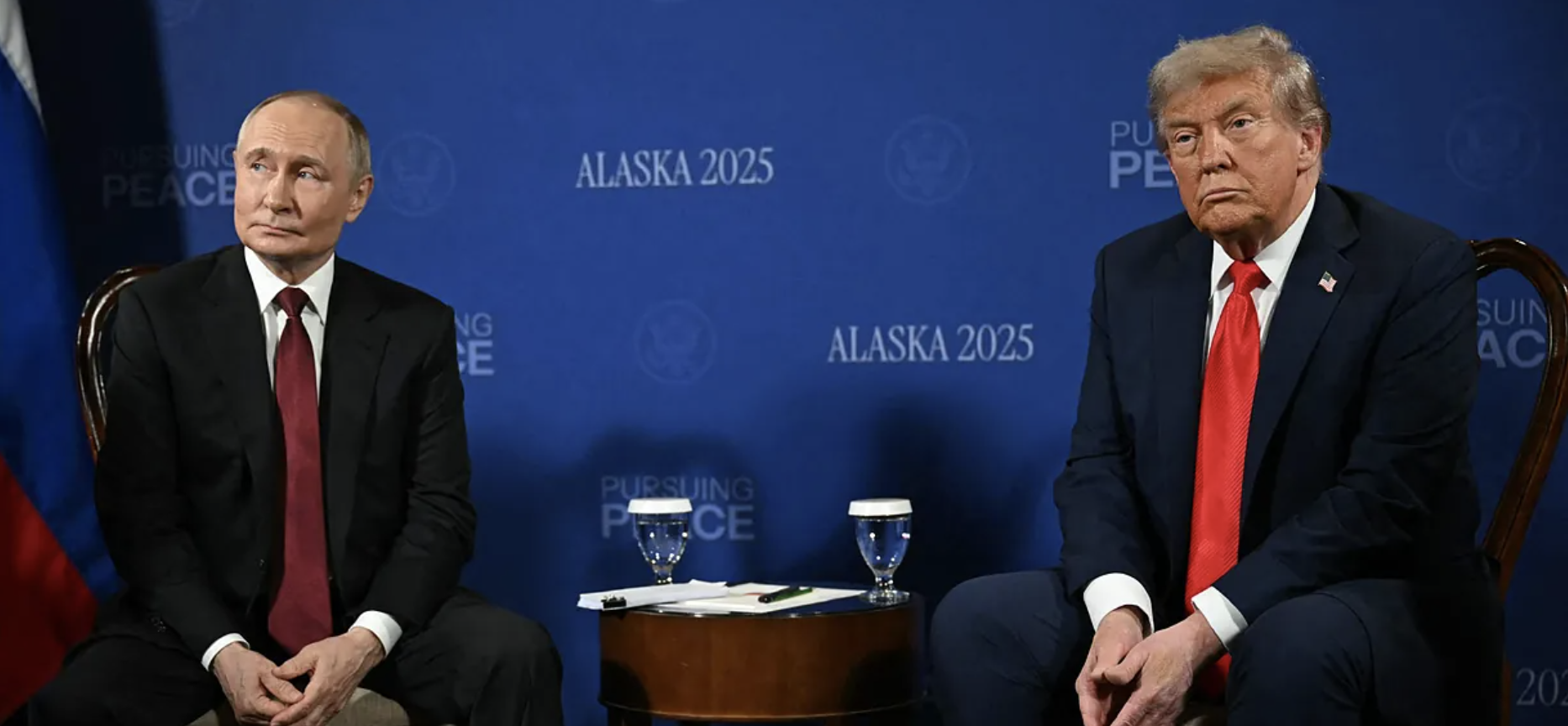 Trump y Putin se saludan al inicio de la cumbre bilateral en Anchorage