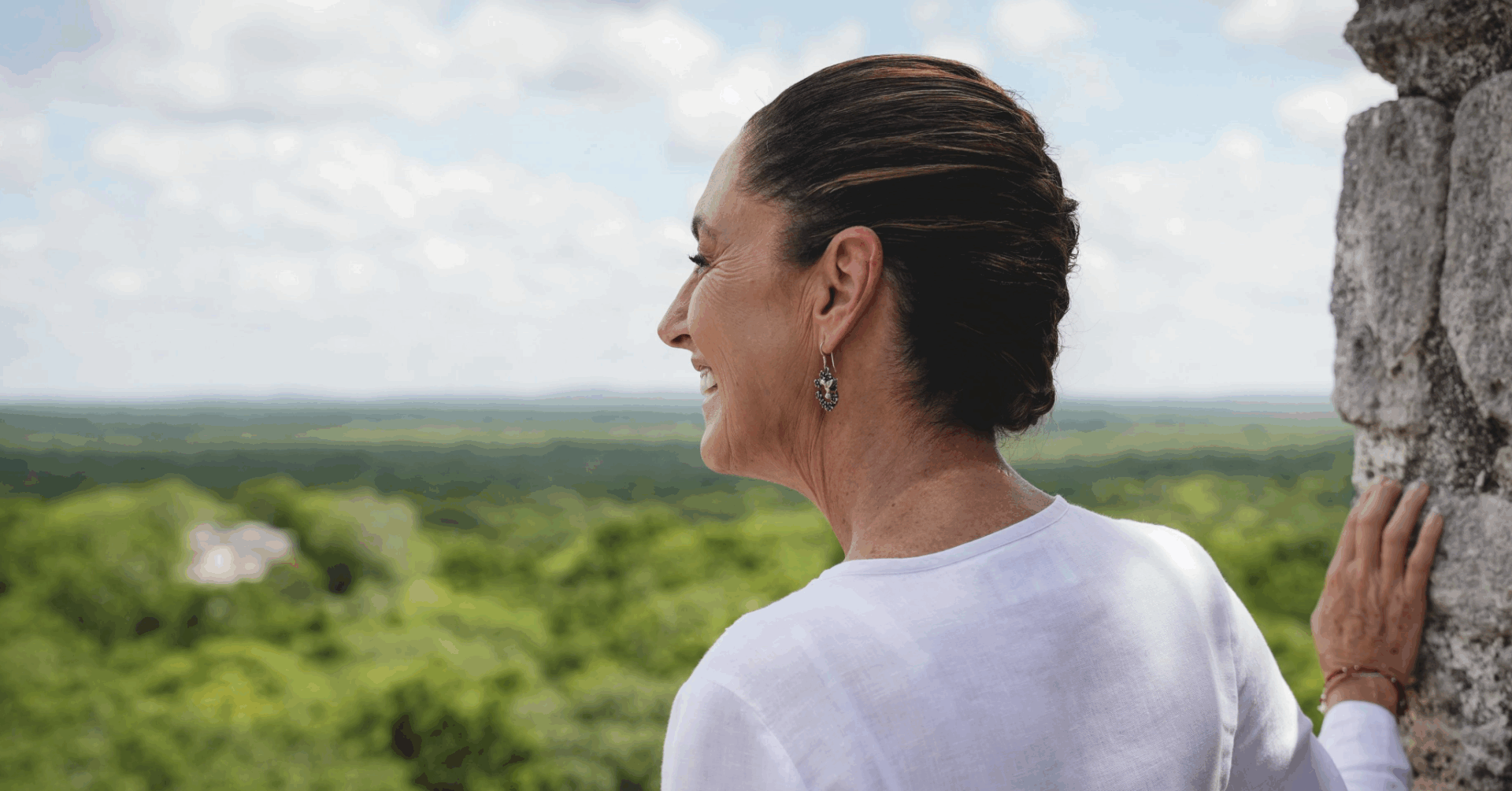 Presidenta Claudia Sheinbaum observa la Selva Maya desde Calakmul