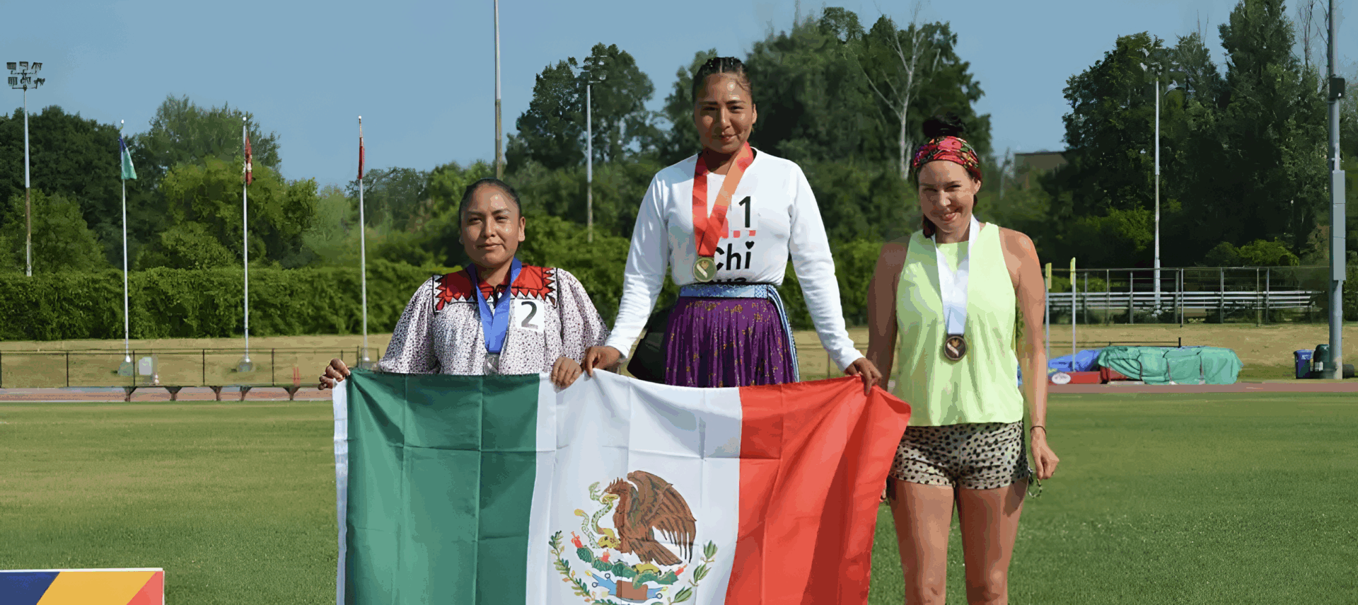 Atletas rarámuris celebran su victoria en los 5 mil metros en Ottawa 2025