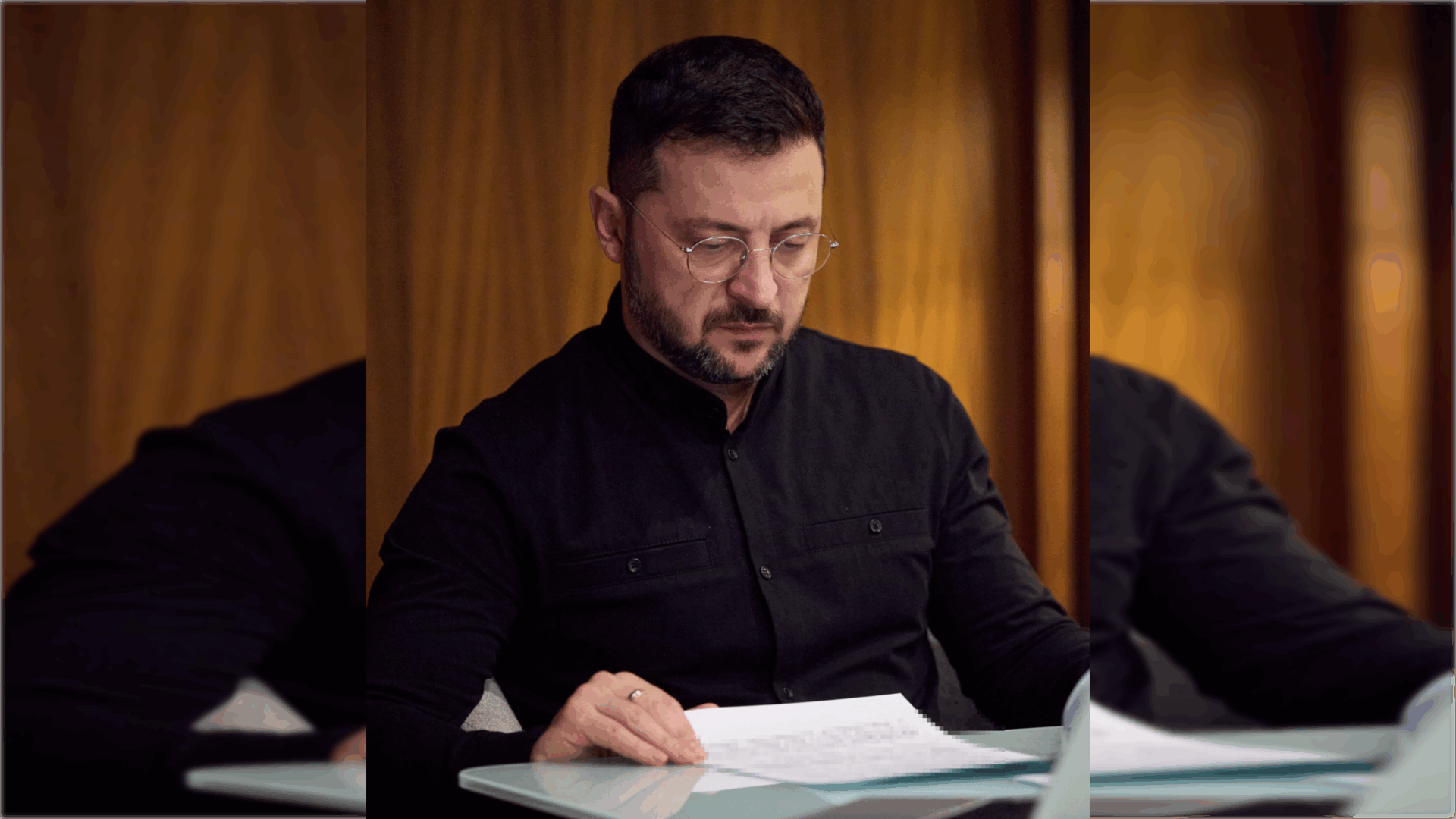 Zelensky analiza documentos en medio del conflicto en Ucrania