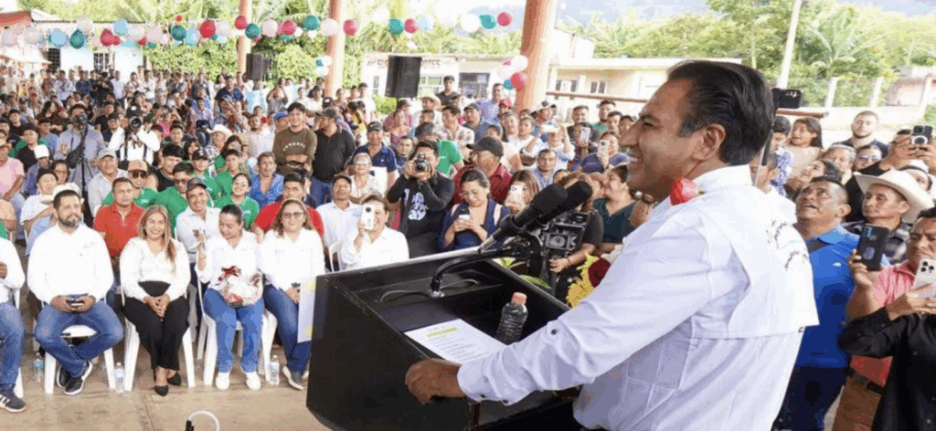 Eduardo Ramírez habla ante cientos de personas durante entrega de apoyos en Rayón