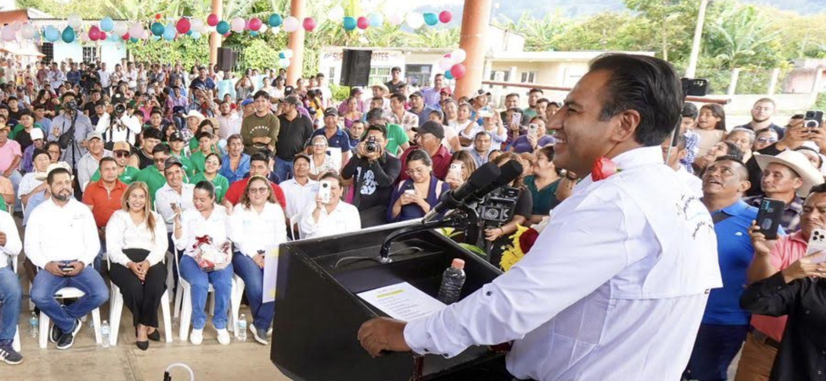 Eduardo Ramírez habla ante cientos de personas durante entrega de apoyos en Rayón