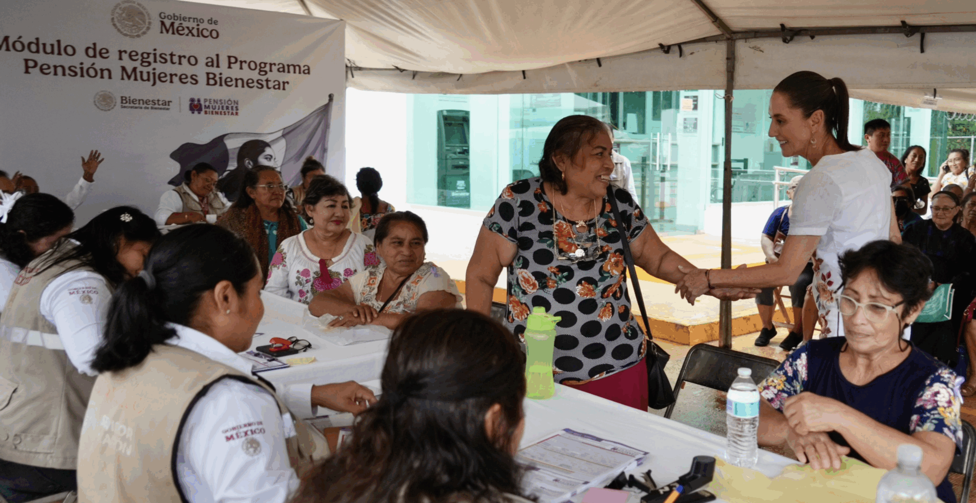 Claudia Sheinbaum saluda a mujeres durante registro a la Pensión Mujeres Bienestar
