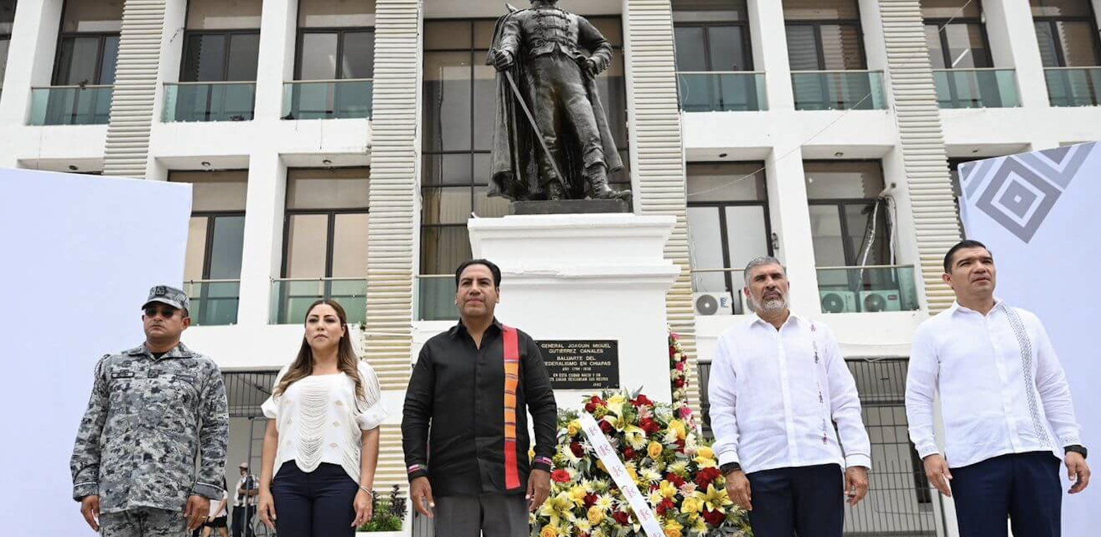 Autoridades de Chiapas rinden homenaje a Joaquín Miguel Gutiérrez frente a su estatua