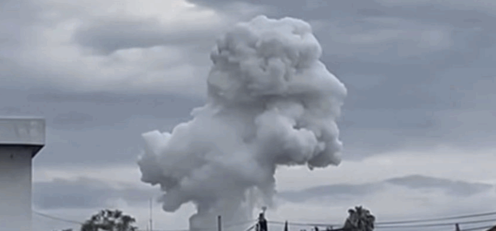 Columna de humo tras explosión de polvorín en Puebla