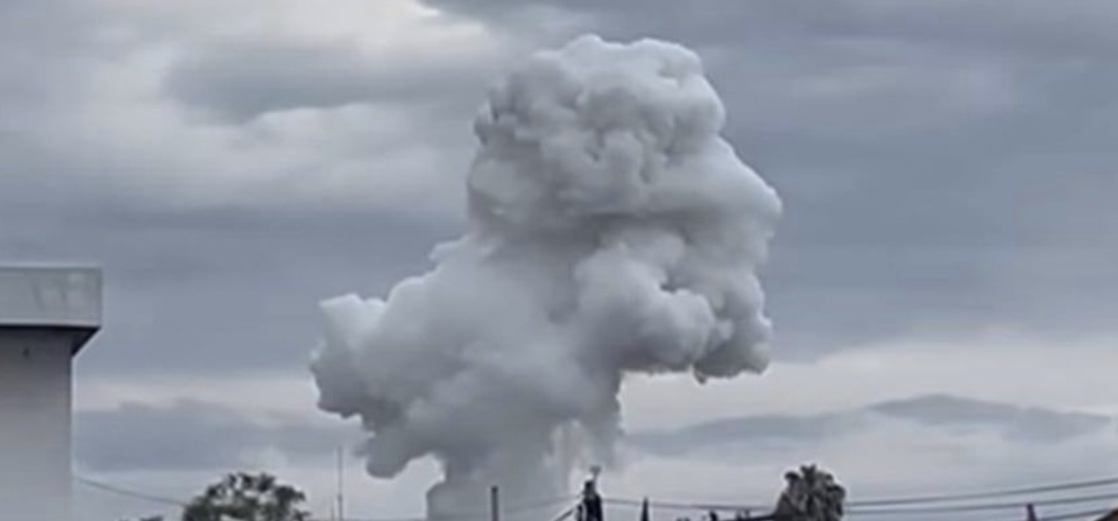 Columna de humo tras explosión de polvorín en Puebla