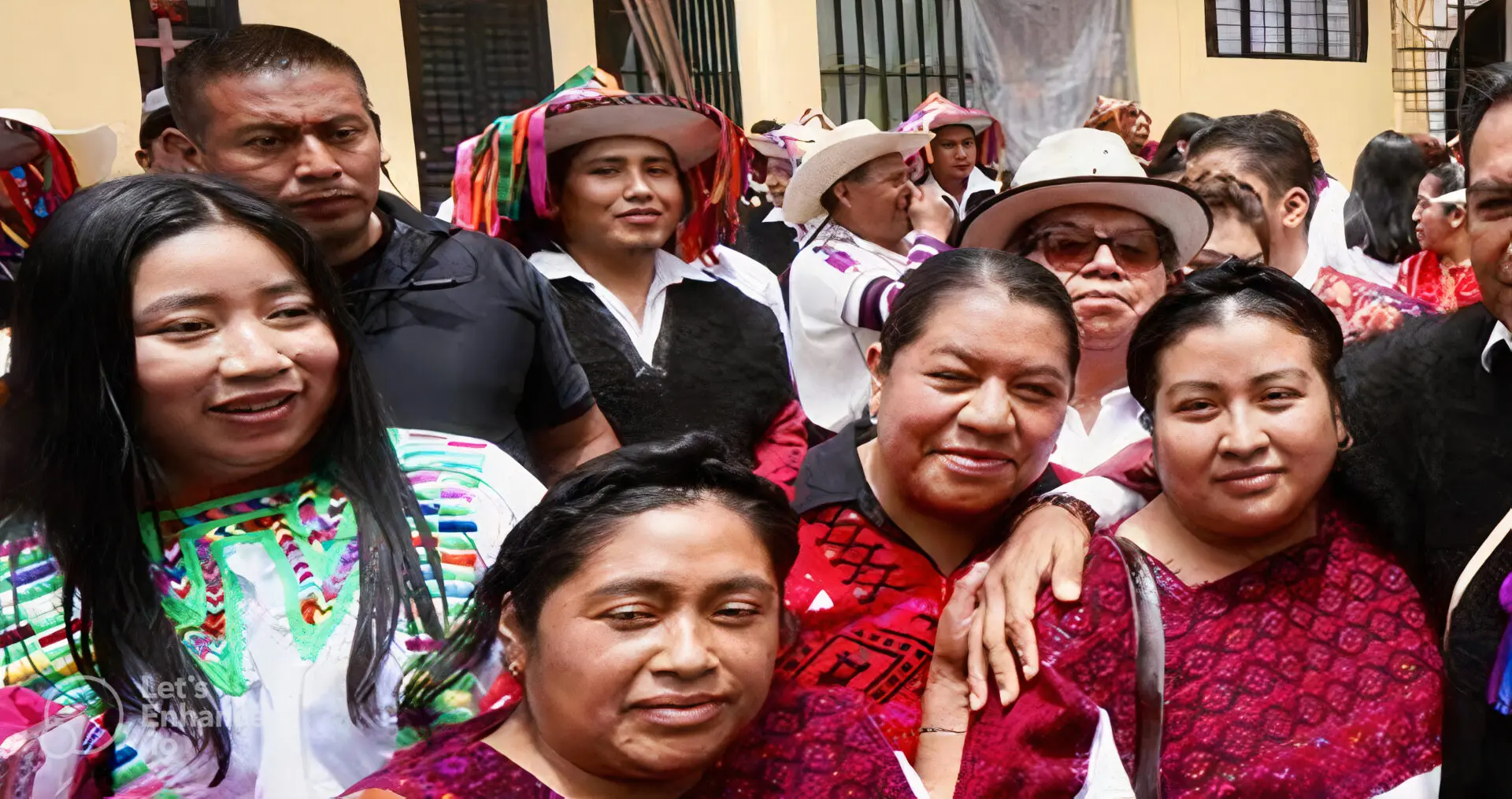 Mujeres indígenas con huipil posan en comunidad rural de México