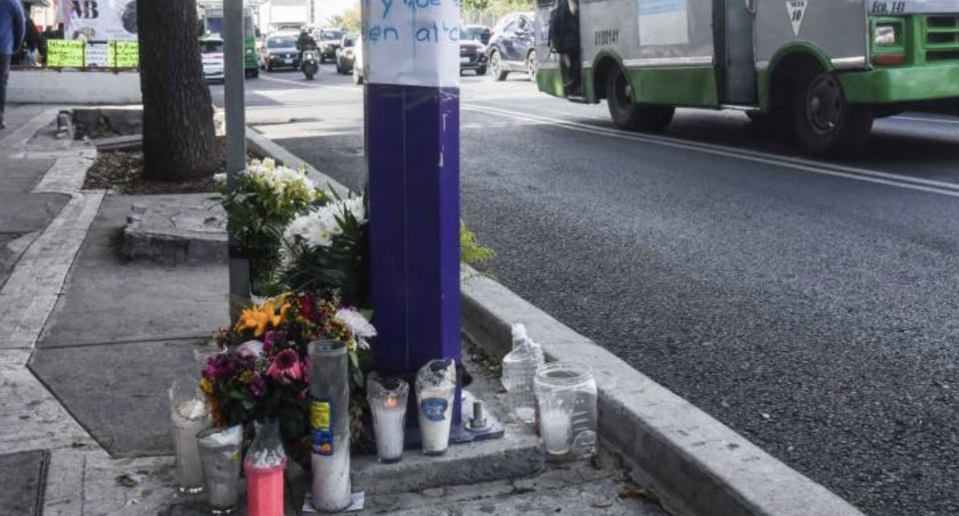 Altar con flores y veladoras en memoria de víctimas del doble homicidio en Tlalpan