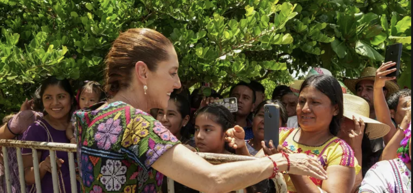 Claudia Sheinbaum entrega Créditos a la Palabra a mujeres artesanas Amuzgo