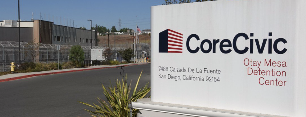 Centro de detención de migrantes operado por CoreCivic en San Diego