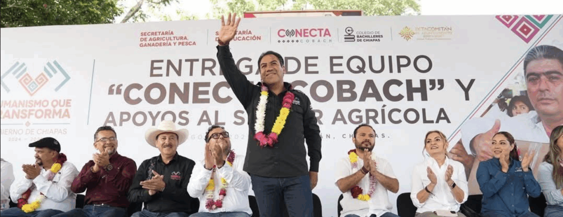 Eduardo Ramírez saluda durante entrega de equipo Conecta Cobach en Ixtacomitán