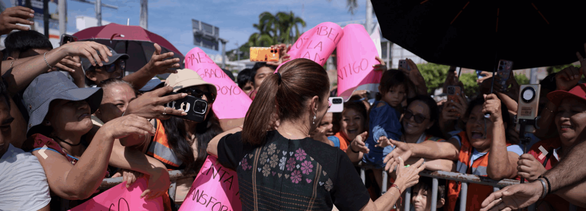 Claudia Sheinbaum saluda a simpatizantes durante su gira en Guerrero