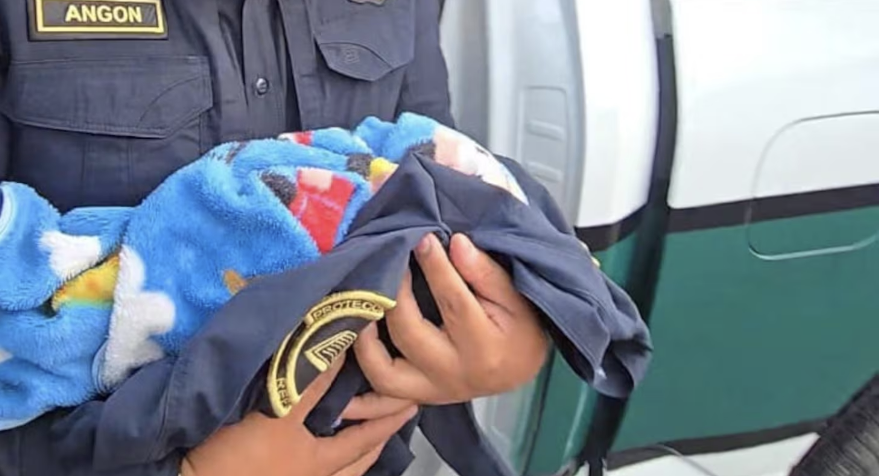 Policía resguarda a bebé hallado en baños del Metro UAM-I