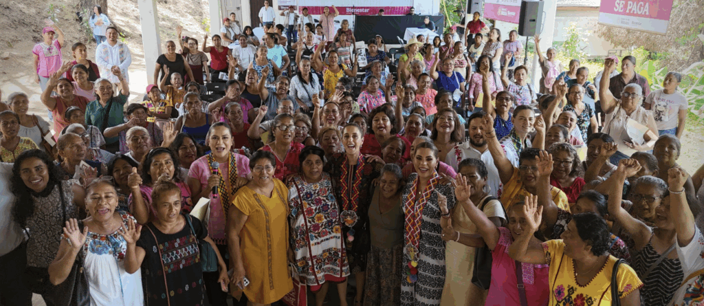 Mujeres amuzgas beneficiarias del programa de créditos Apoyarte en Xochistlahuaca