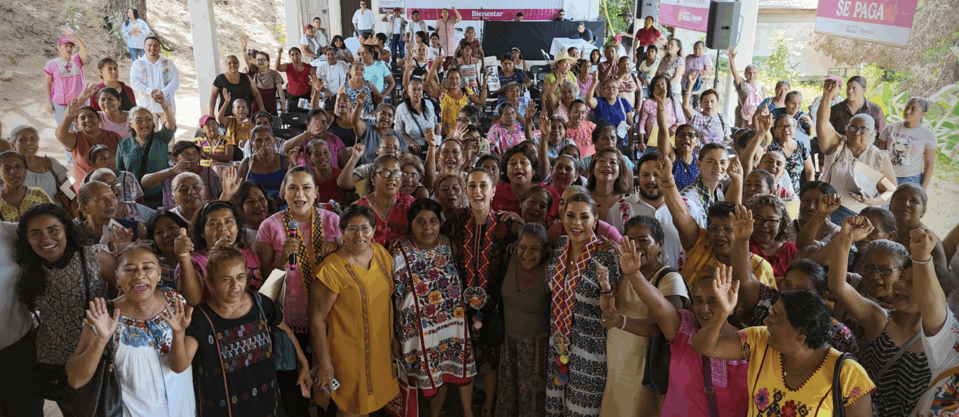 Mujeres amuzgas beneficiarias del programa de créditos Apoyarte en Xochistlahuaca