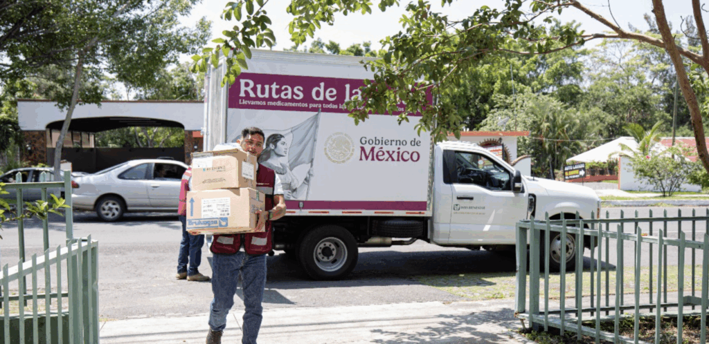 Trabajador descarga cajas de medicamentos del programa Rutas de la Salud del IMSS-Bienestar