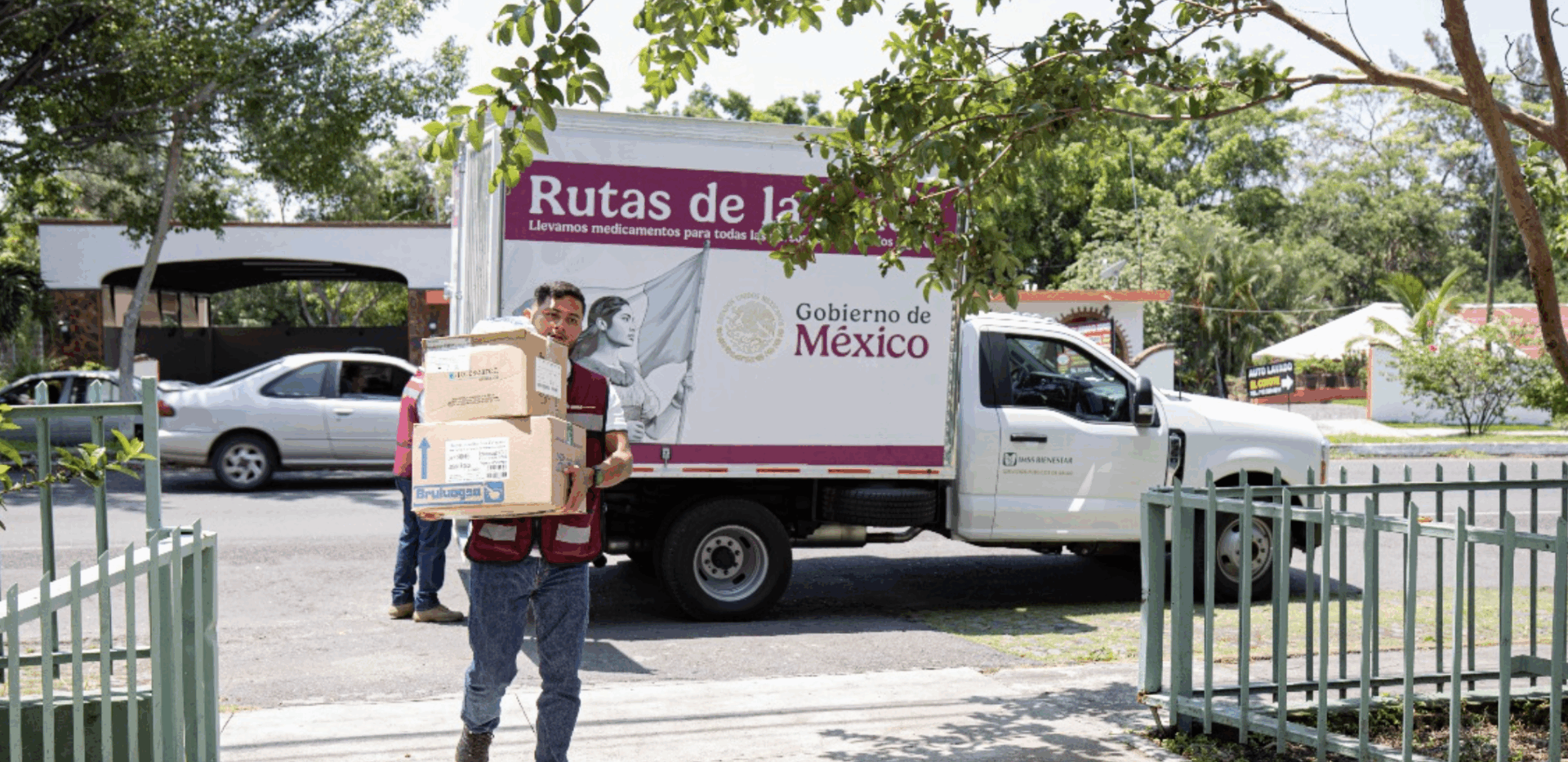 Trabajador descarga cajas de medicamentos del programa Rutas de la Salud del IMSS-Bienestar
