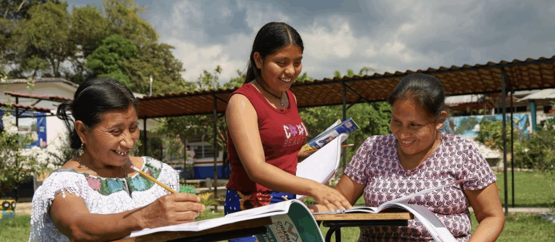 Mujeres indígenas participan en programas de alfabetización en Chiapas como parte de una estrategia de empoderamiento y justicia social