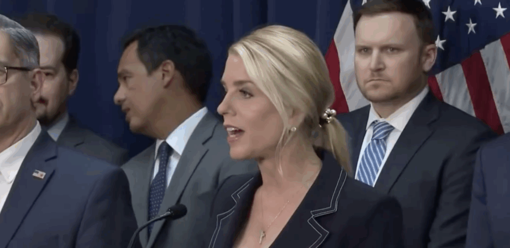 Pam Bondi durante conferencia tras declaración de culpabilidad de El Mayo Zambada