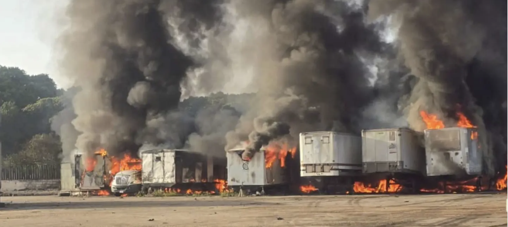 Remolques en llamas durante incendio en instalaciones de Pemex