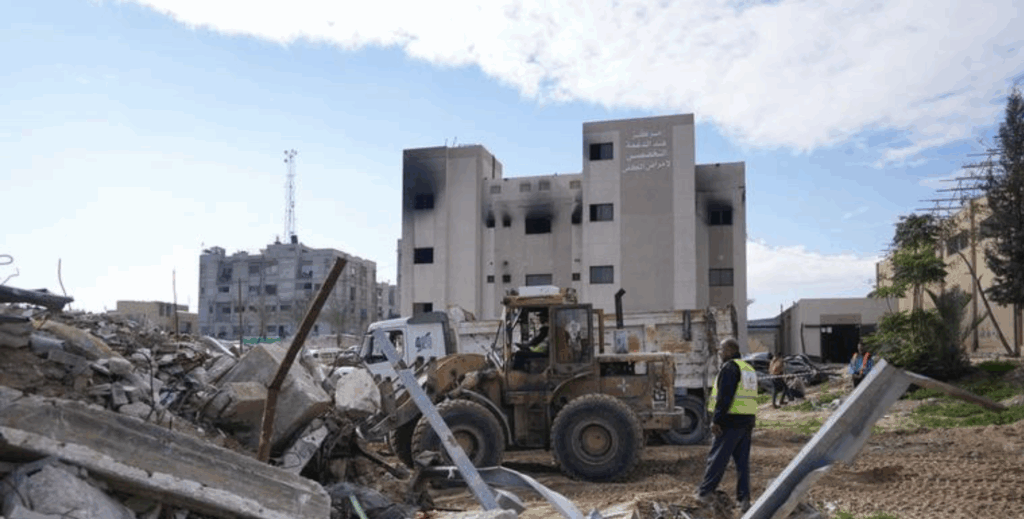 Edificios dañados y escombros tras ofensiva israelí en barrio de Gaza