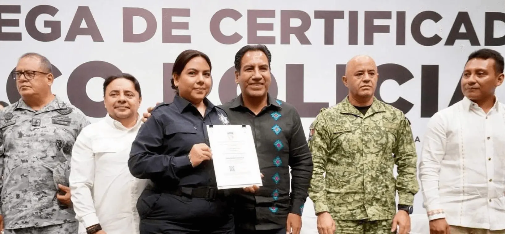 Entrega de certificados policiales en Chiapas
