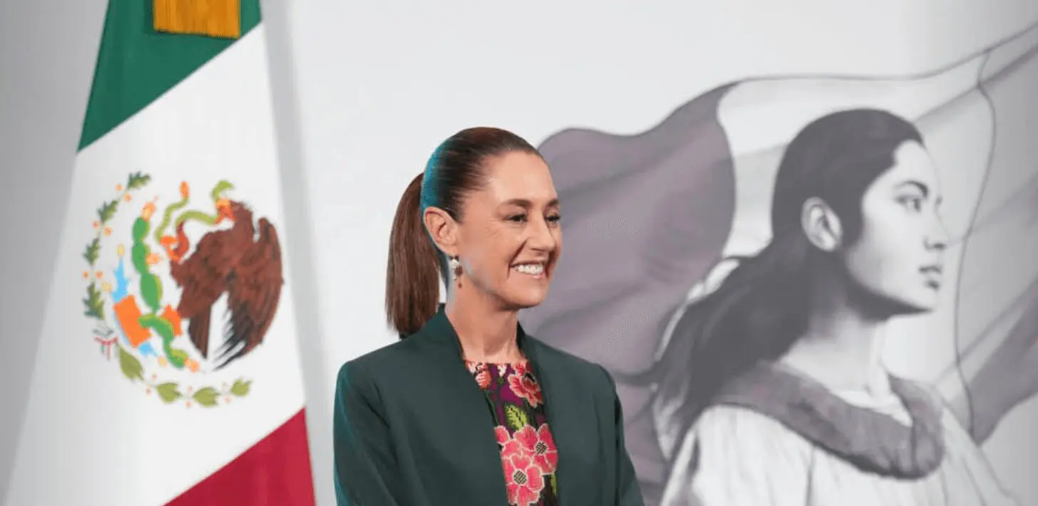Claudia Sheinbaum sonríe durante la conferencia matutina en Palacio Nacional, donde se presentaron resultados de la Estrategia de Seguridad.