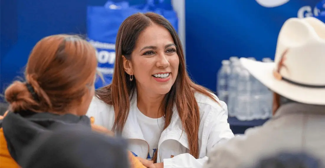 4. Libia García sonríe mientras dialoga con ciudadanos durante un evento oficial en Guanajuato