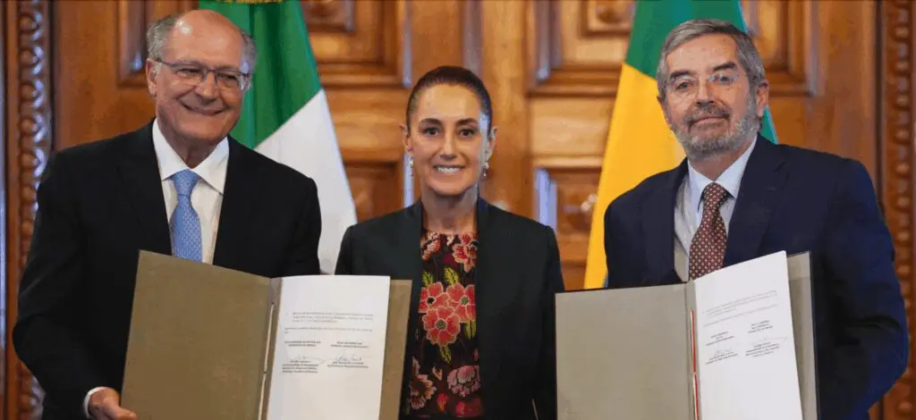 Claudia Sheinbaum con Geraldo Alckmin y funcionario brasileño tras firma de acuerdos