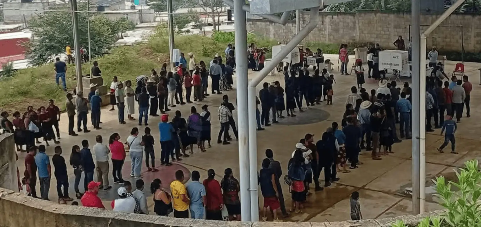 Ciudadanos votan en elecciones extraordinarias en Pantelhó, Chiapas