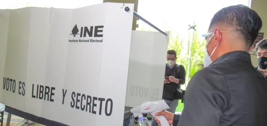 Mexicanos en el extranjero votando en urna en embajada mexicana