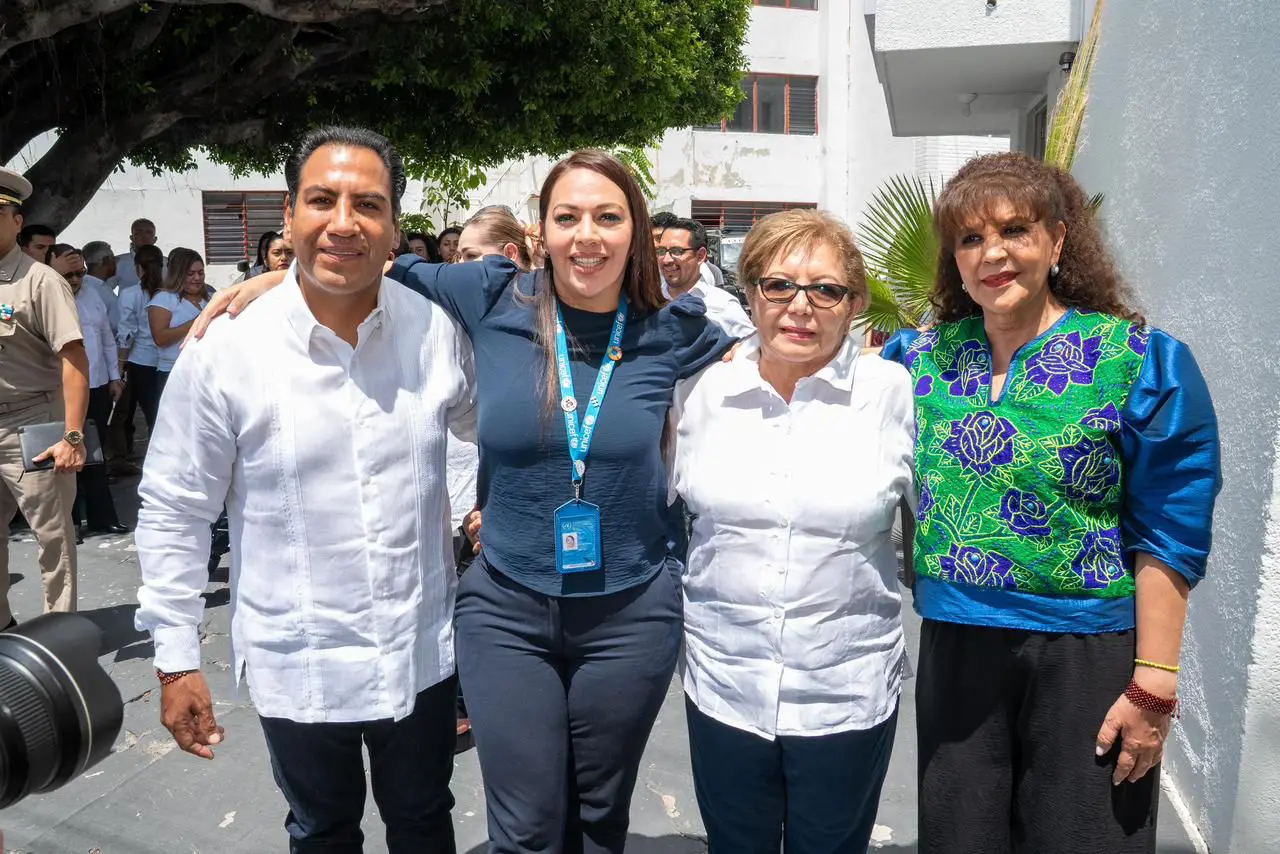 Eduardo Ramírez junto a funcionarias en recorrido por Fiscalía de atención a menores